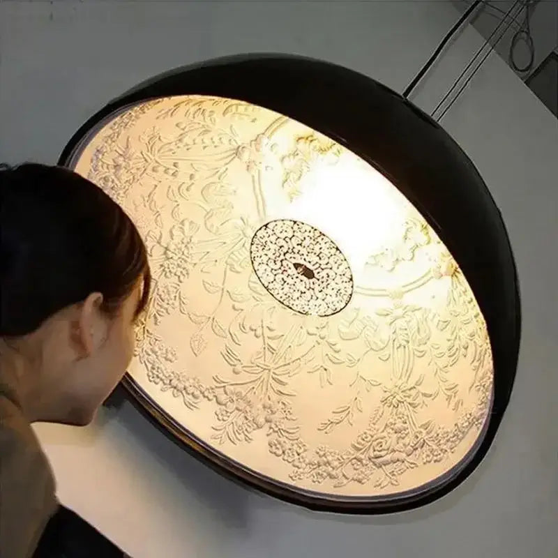 Suspension luminaire noir avec des gravures blanches à l'intérieur

