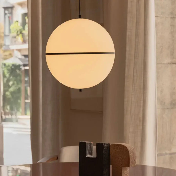 Suspension Dome M noire de Faro Barcelona en situation