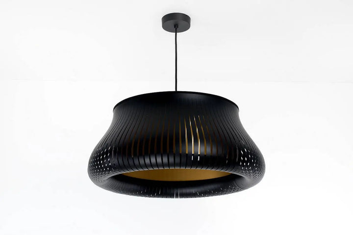 Suspension luminaire oblo noir doré avec abat-jour noir côtelé mat et intérieur doré pour lumière élégante