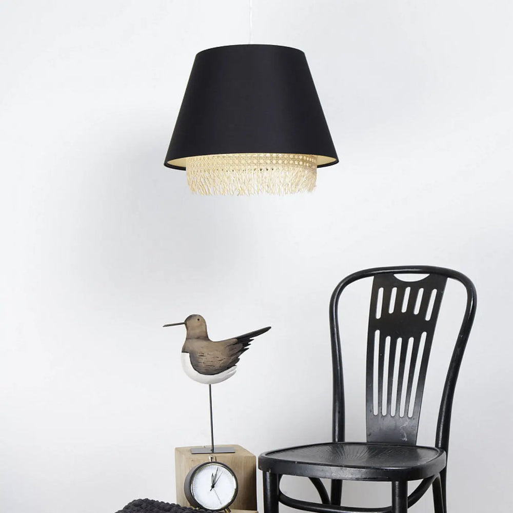 Suspension luminaire noire forme tambour avec frange tissée dorée en rotin pour un éclairage élégant