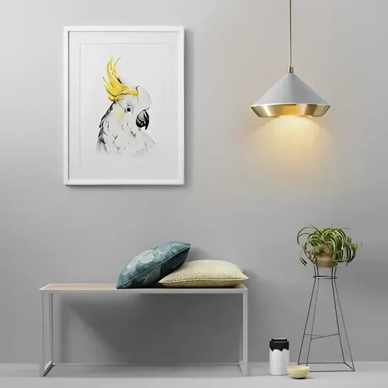 Suspension luminaire noir ou blanc avec des détails dorés
