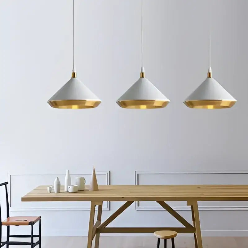 Suspension luminaire noir ou blanc avec des détails dorés

