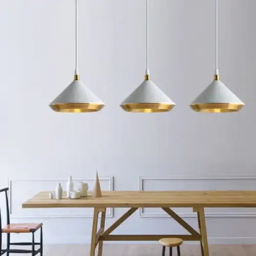 Suspension luminaire noir ou blanc avec des détails dorés
