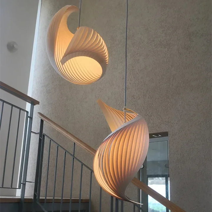 Suspension organique en bois sculptural ambiance chaleureuse