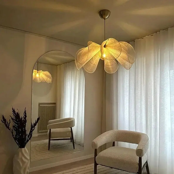 Suspension luminaire original en tissu au design léger et élégant

