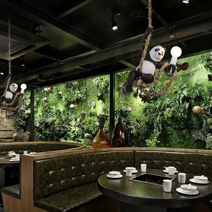 Suspension luminaire panda suspendu à une corde avec des végétaux

