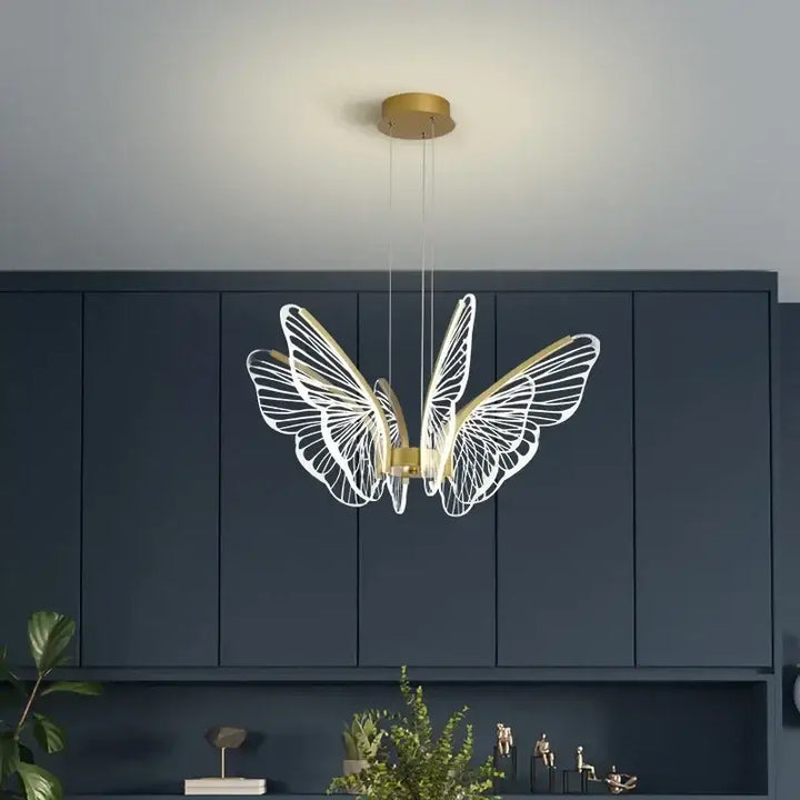 Suspension Luminaire Avec Papillon LED Sur Une Structure Dorée