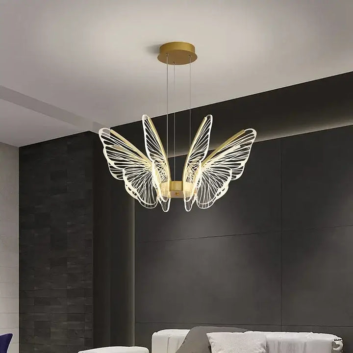 Suspension Luminaire Avec Papillon LED Sur Une Structure Dorée