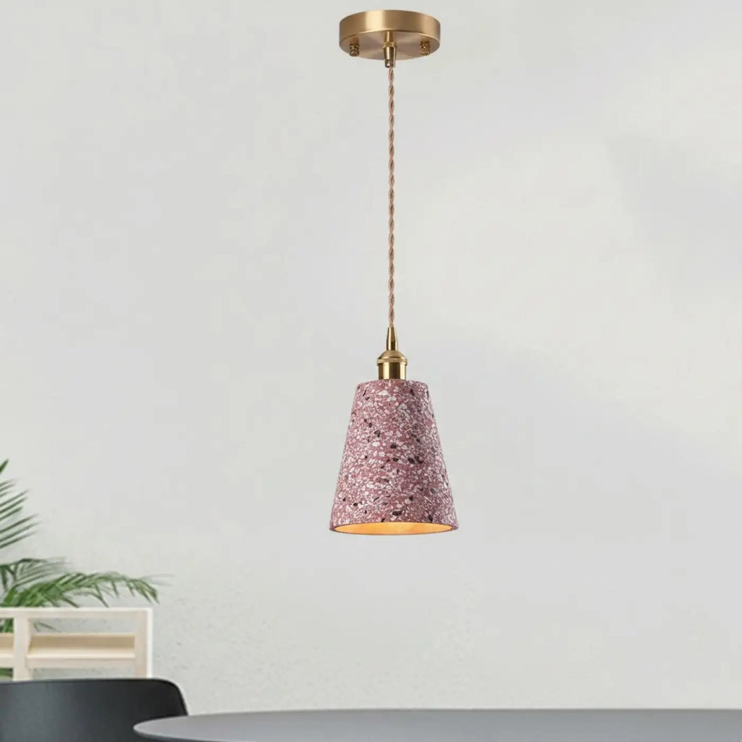 Suspension luminaire tosca montre l’image longueur avec un cordon réglable en béton rose moucheté et finition laiton