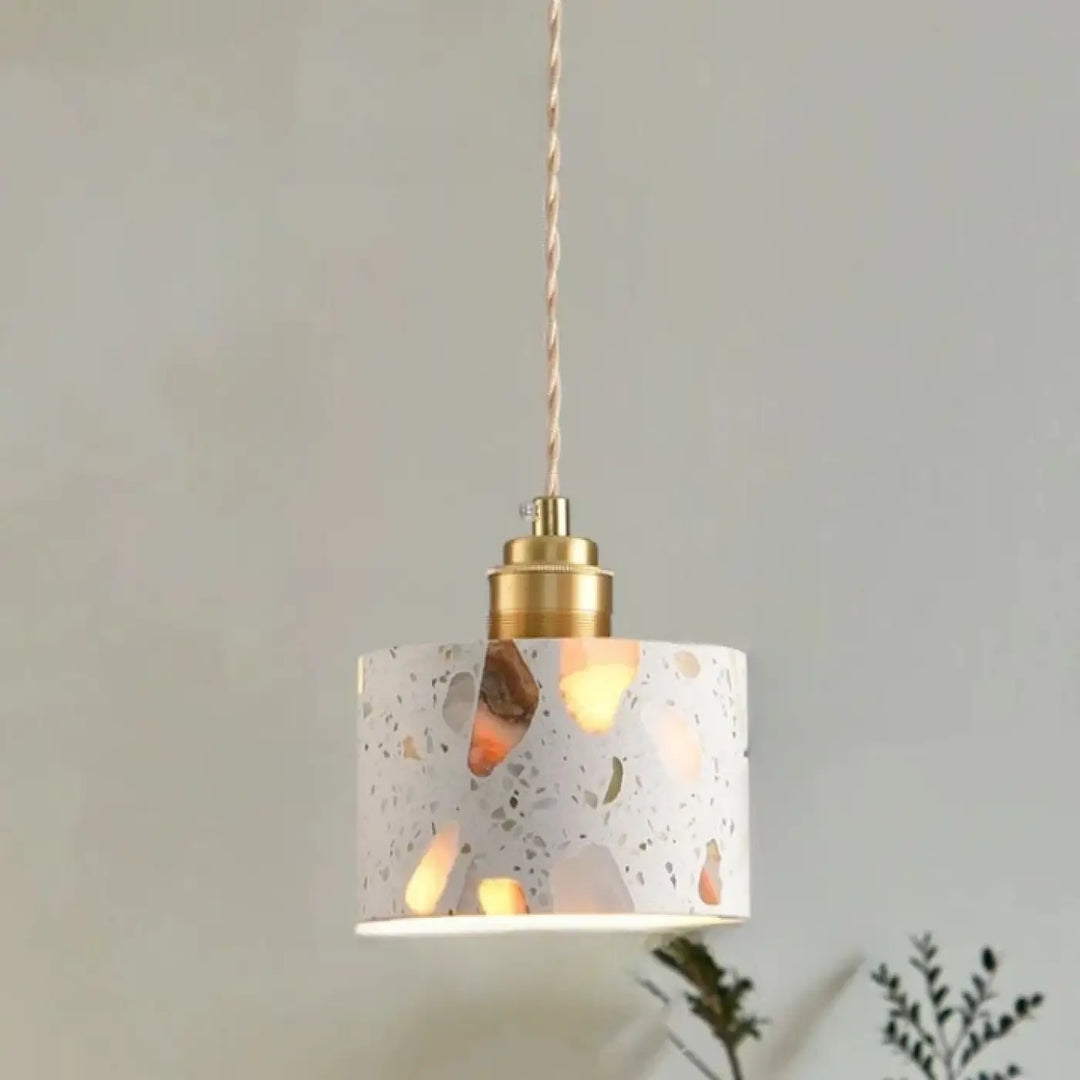 Suspension luminaire tosca en terrazzo blanc avec fragments dorés et marron, montée sur chaîne cordon réglable beige