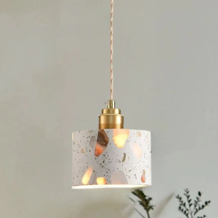 Suspension luminaire tosca en terrazzo blanc avec fragments dorés et marron, montée sur chaîne cordon réglable beige