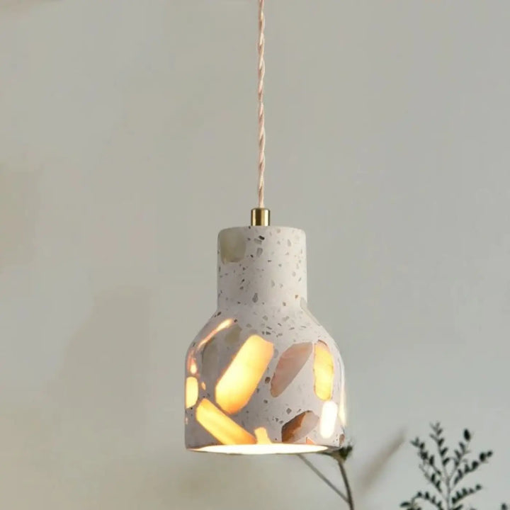 Suspension luminaire tosca montre l’image avec corps en béton moucheté et cordon réglable beige torsadé