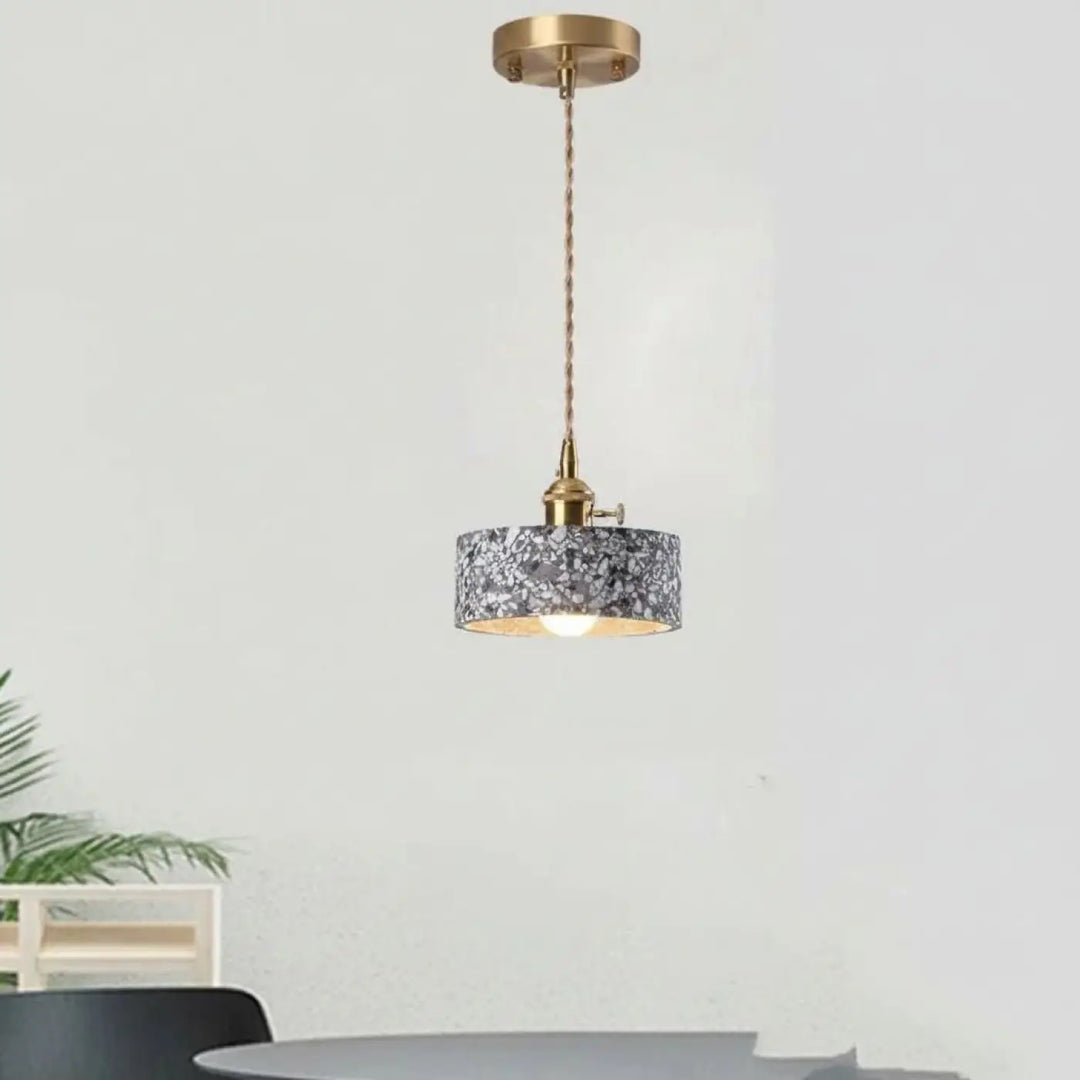 Suspension luminaire tosca avec chaîne cordon réglable en métal finition laiton et abat-jour cylindrique en matériau gris moucheté blanc