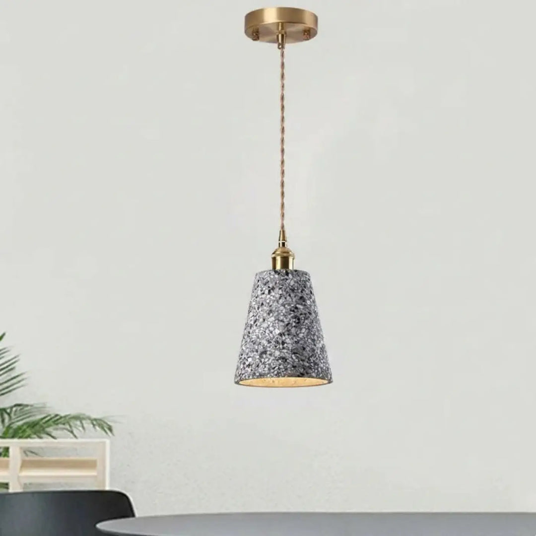 Suspension luminaire tosca avec abat-jour en béton gris blanc à texture, matériel laiton et chaîne cordon réglable