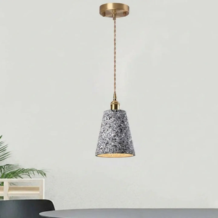 Suspension luminaire tosca avec abat-jour en béton gris blanc à texture, matériel laiton et chaîne cordon réglable