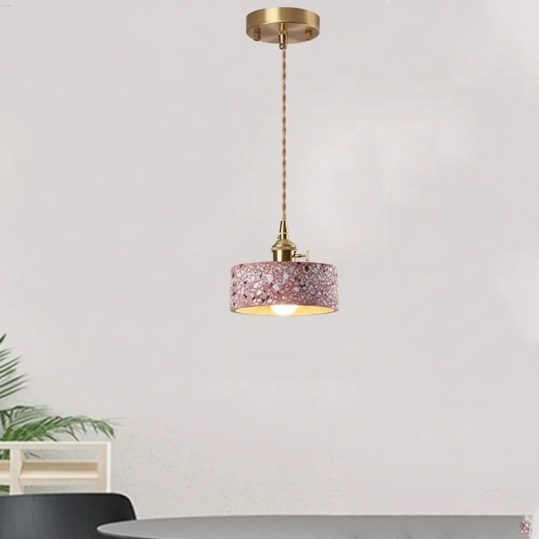 Suspension luminaire Tosca montrant l’image longueur avec chaîne cordon réglable et abat-jour mosaïque rose à fixation laiton