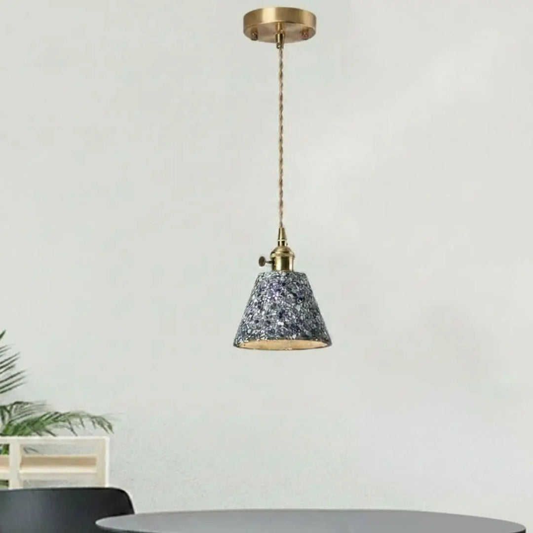 Suspension luminaire tosca avec abat-jour conique en verre mosaïque gris blanc montre l’image chaîne cordon réglable