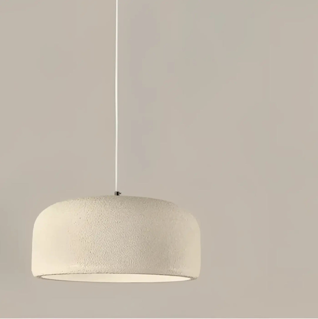 Suspension luminaire basalt en béton texturé couleur crème avec style wabi-sabi et relief minéral minimaliste