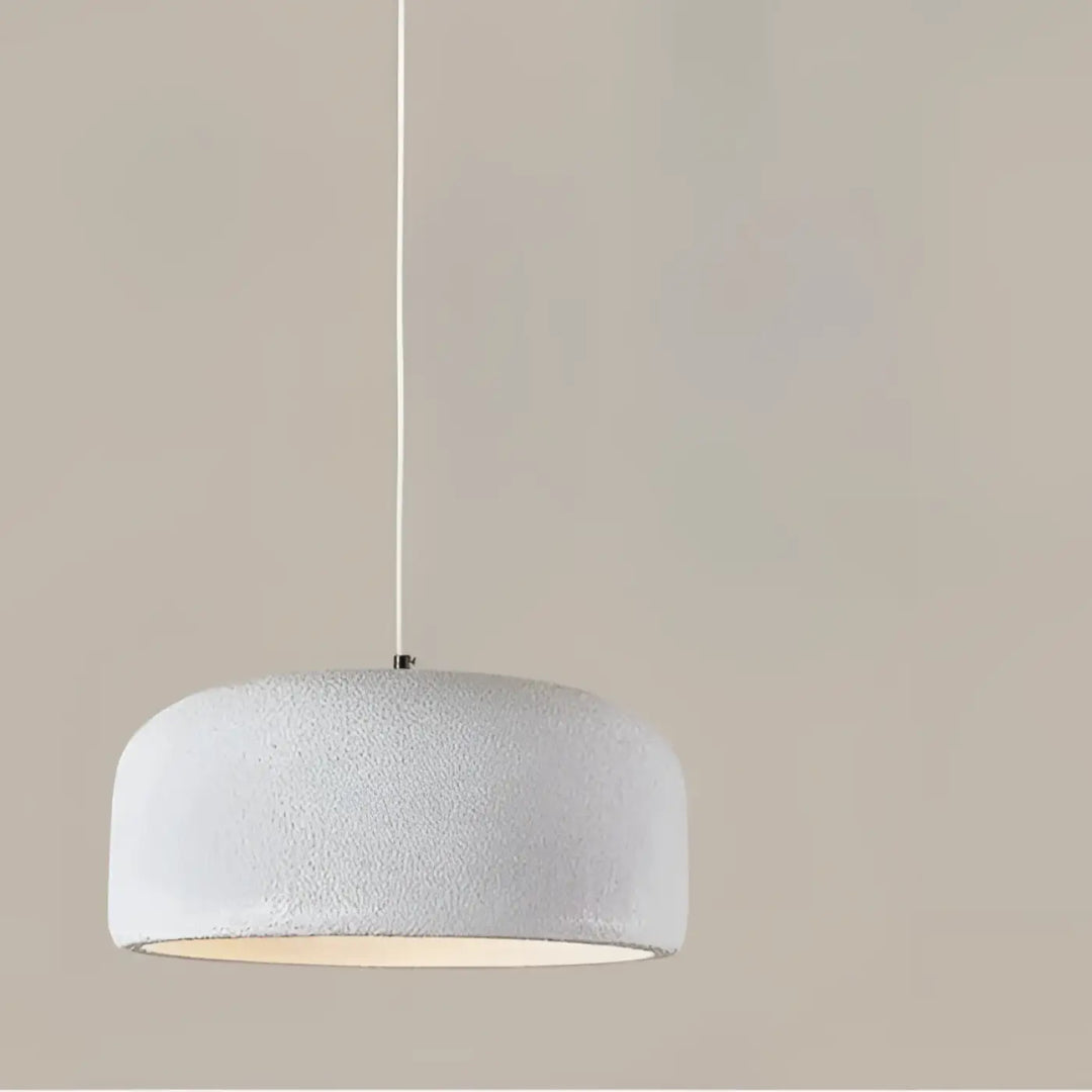 Suspension luminaire basalt blanc minimaliste avec finition mate texturée style wabi-sabi relief minéral