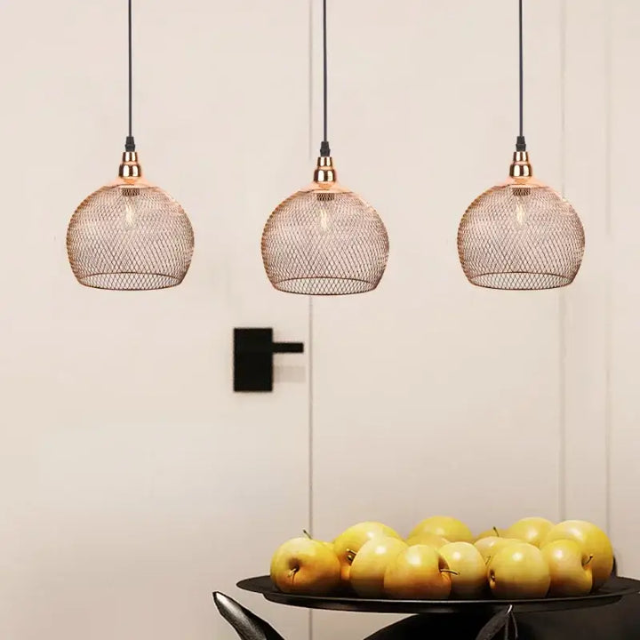 Suspension luminaire rond grillagé couleur rose gold pour cuisine

