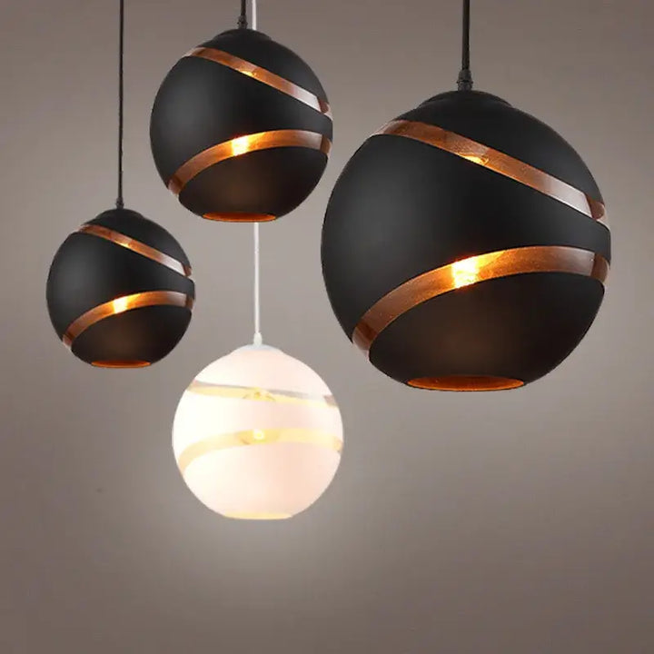 Suspension luminaire ronde disponible en noir ou blanc

