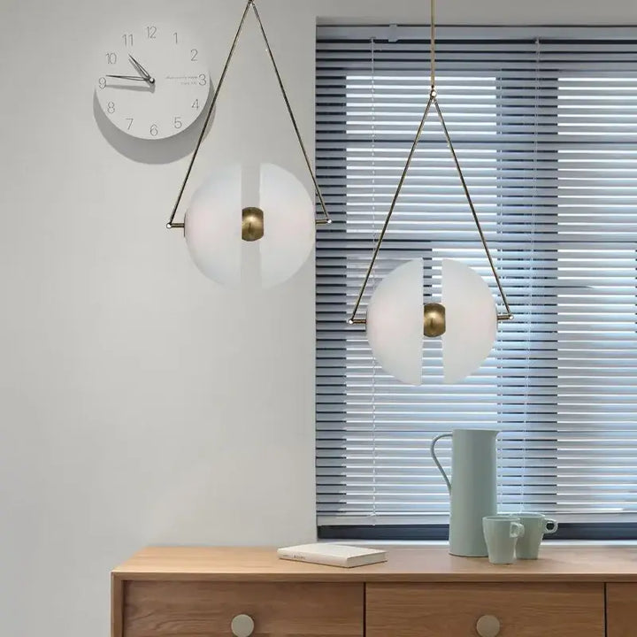Suspension luminaire ronde en verre opalin et laiton doré élégant