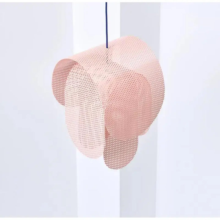 Suspension luminaire rose effet grillage au style original