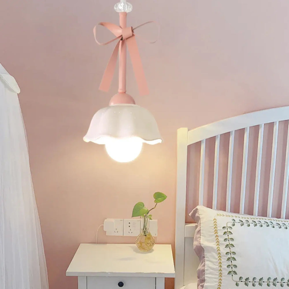 Suspension luminaire sissi avec abat-jour en céramique fleur blanche rose poudré et nœud décoratif en ruban