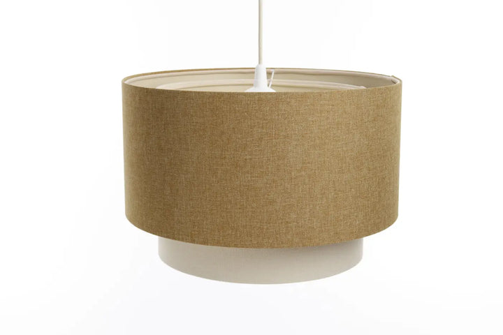 Suspension luminaire en rotin tressé couleur jaune moutarde avec base blanche et cordon suspendu