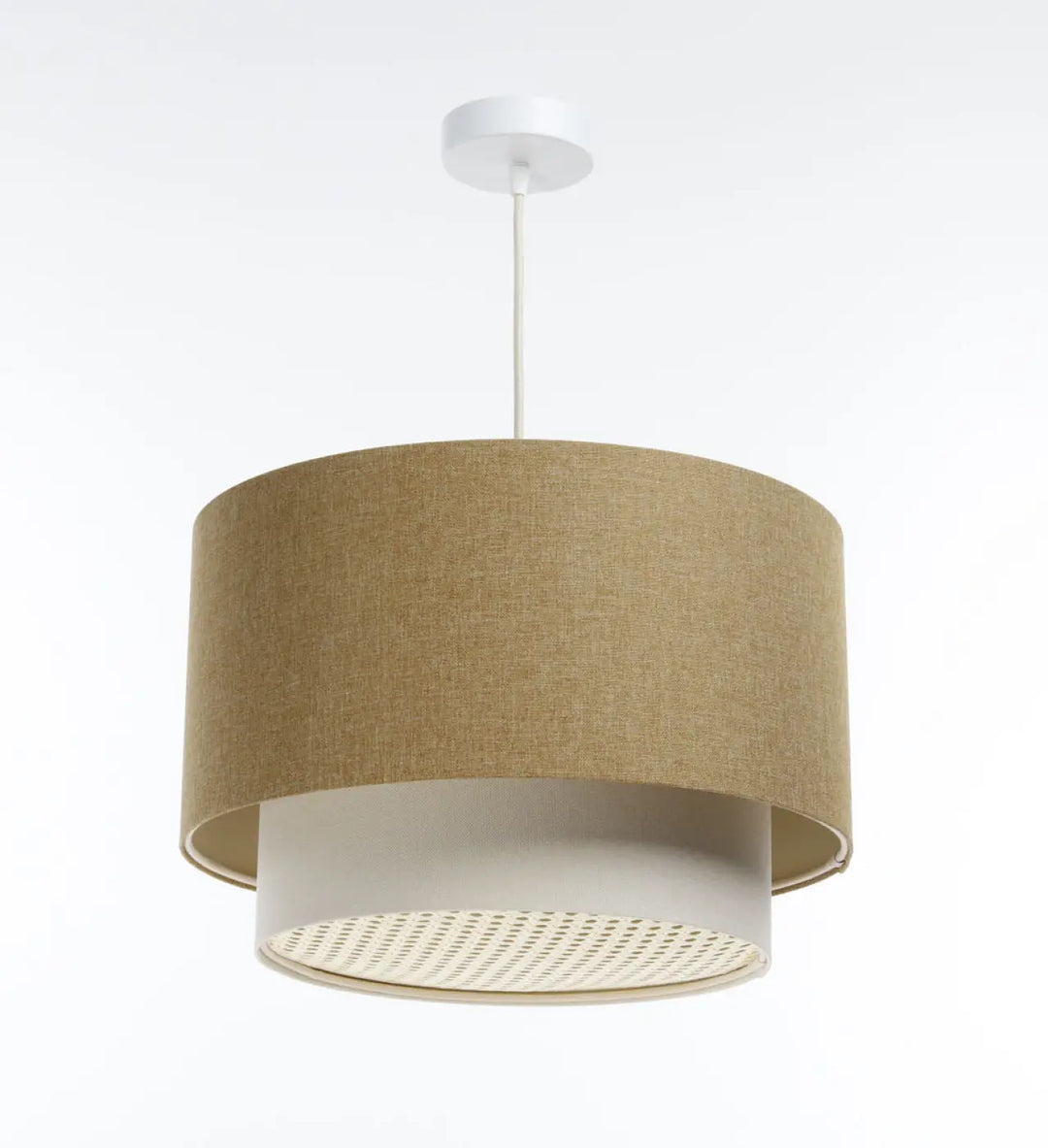 Suspension luminaire en lin couleur jaune moutarde avec diffuseur rotin crème perforé et fixation au plafond assortie