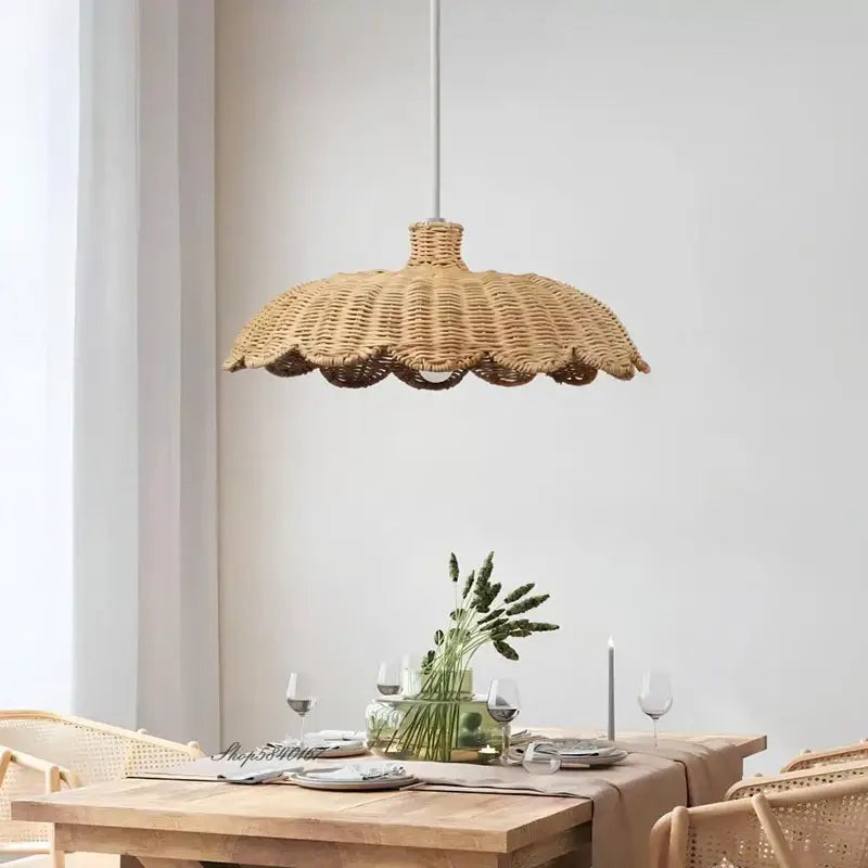 Suspension luminaire en rotin au style moderne façon marguerite

