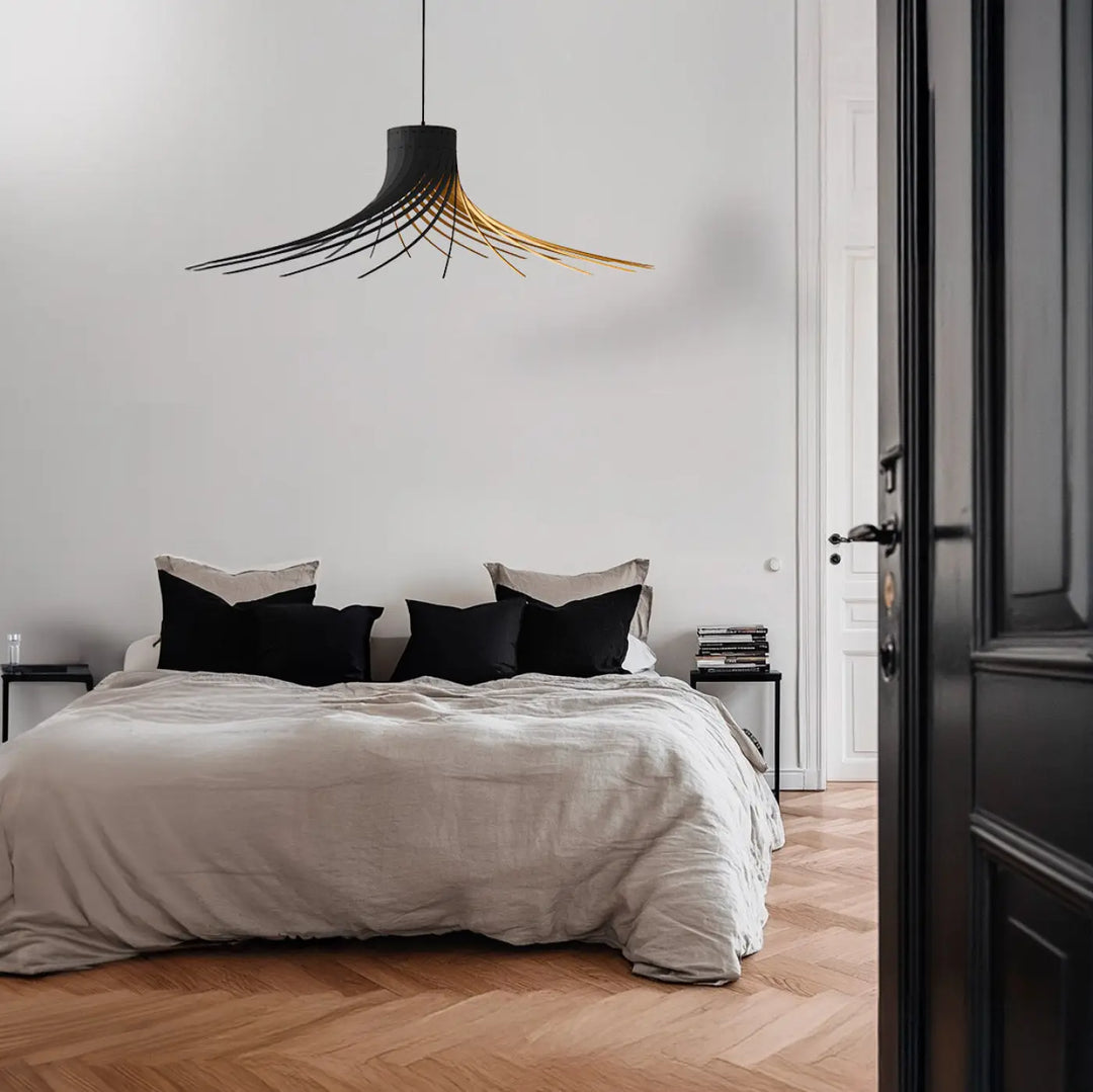 Suspension luminaire rotond en métal noir et or avec design radial moderne et détails bouleau fsc piatoni