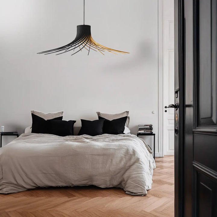 Suspension luminaire rotond en métal noir et or avec design radial moderne et détails bouleau fsc piatoni