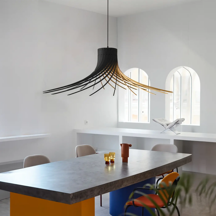 Suspension luminaire rotond en bouleau FSC noir et or avec design sculptural moderne en branches