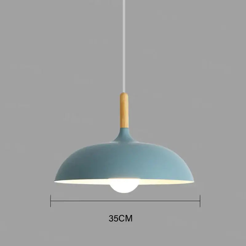 Suspension luminaire scandinave au design épuré avec détail bois

