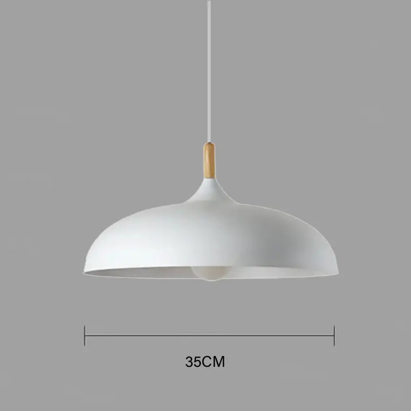 Suspension luminaire scandinave au design épuré avec détail bois

