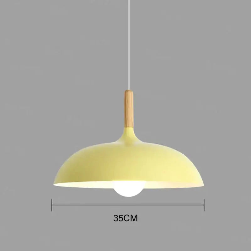 Suspension luminaire scandinave au design épuré avec détail bois

