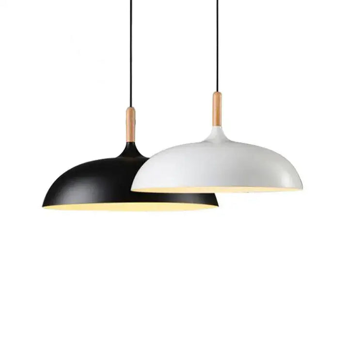 Suspension luminaire scandinave au design épuré avec détail bois

