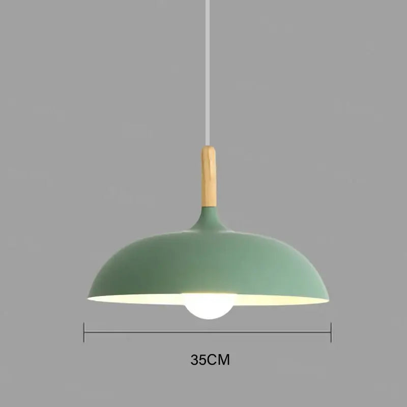 Suspension luminaire scandinave au design épuré avec détail bois

