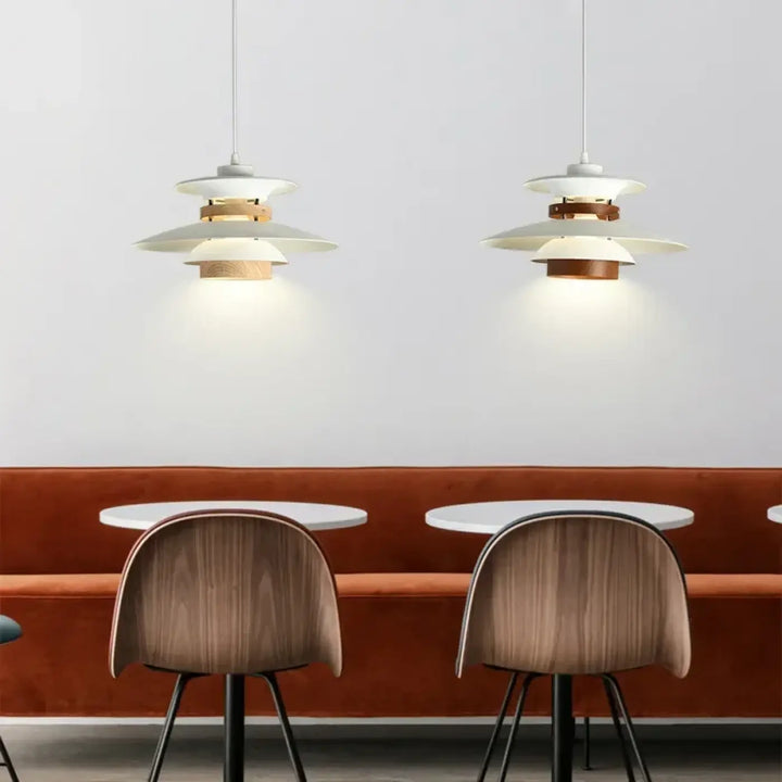Suspension luminaire stratis en bois et blanc à design scandinave suspendue au-dessus des tables