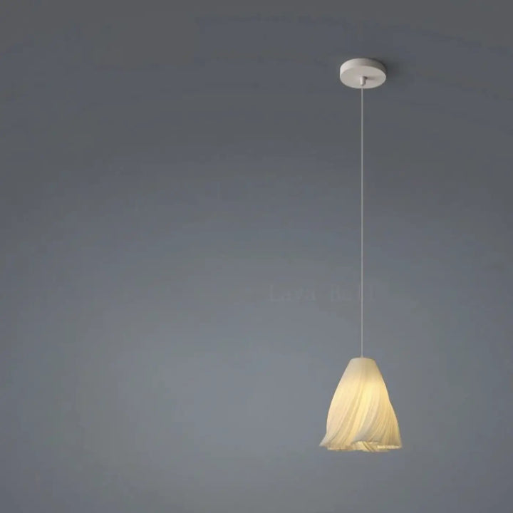 Suspension luminaire wavel type lampe chambre avec abat-jour en tissu plissé blanc délicat et lumière douce
