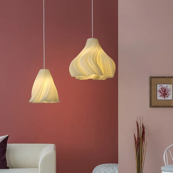 Deux suspensions luminaire cream-colored pour chambre avec texture tourbillonnante élégante suspendues au plafond
