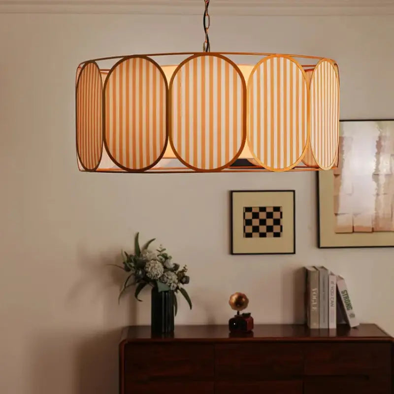 Suspension luminaire en stries beige et or style art déco chic