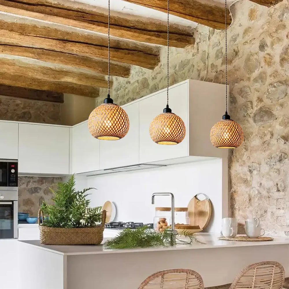 Suspension luminaire style bohème avec trois abat-jours sphériques en bambou naturel tressé et finition métal noir