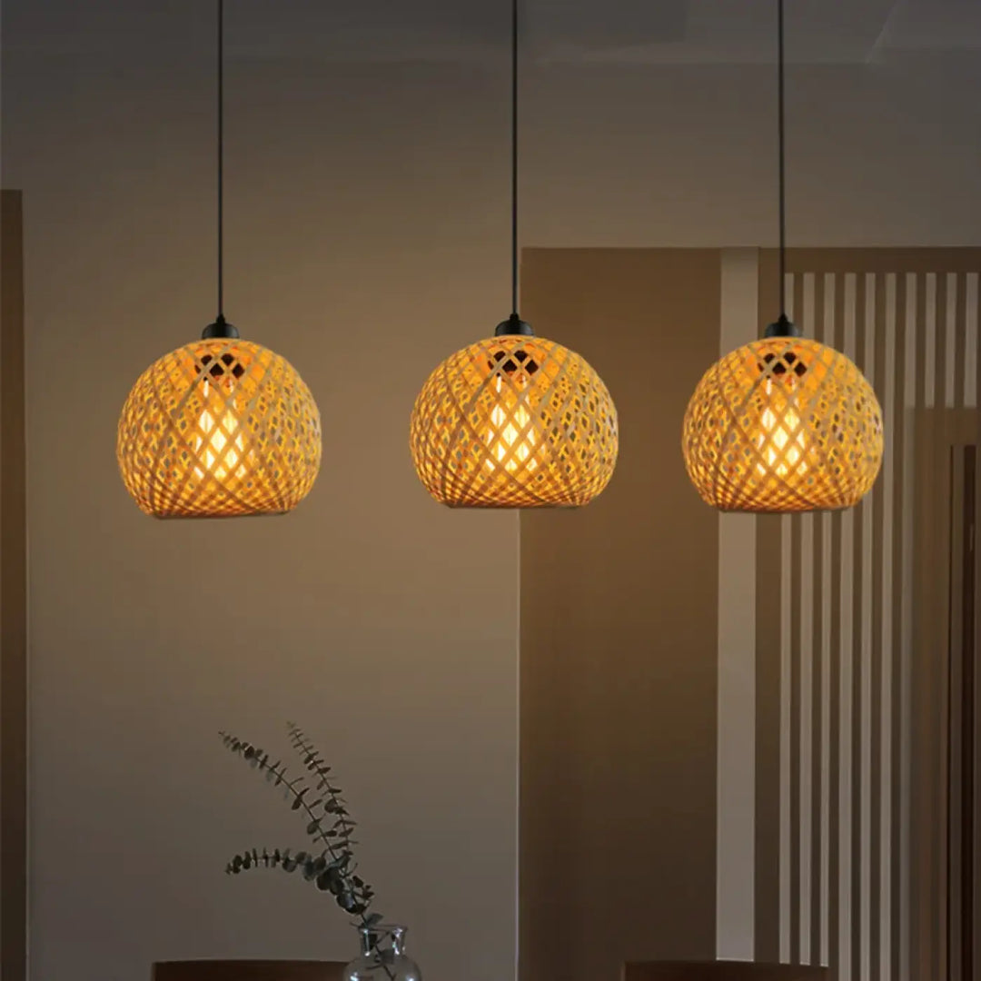 Suspension luminaire lina avec trois luminaires boules tissées en bambou couleur chaude style bohème ambiance chaleureuse
