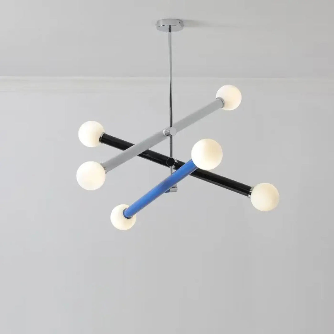 Suspension luminaire tsara avec bras géométriques chrome noir bleu et six globes en verre dépoli pour lumière diffuse
