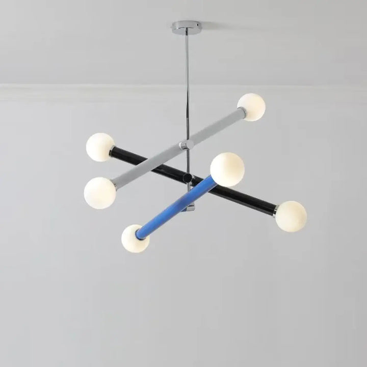 Suspension luminaire tsara avec bras géométriques chrome noir bleu et six globes en verre dépoli pour lumière diffuse