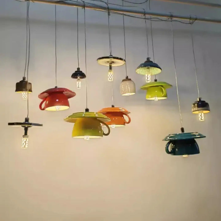 Suspension luminaire tasse tassa en céramique colorée avec design contemporain en rouge, vert, orange et bleu