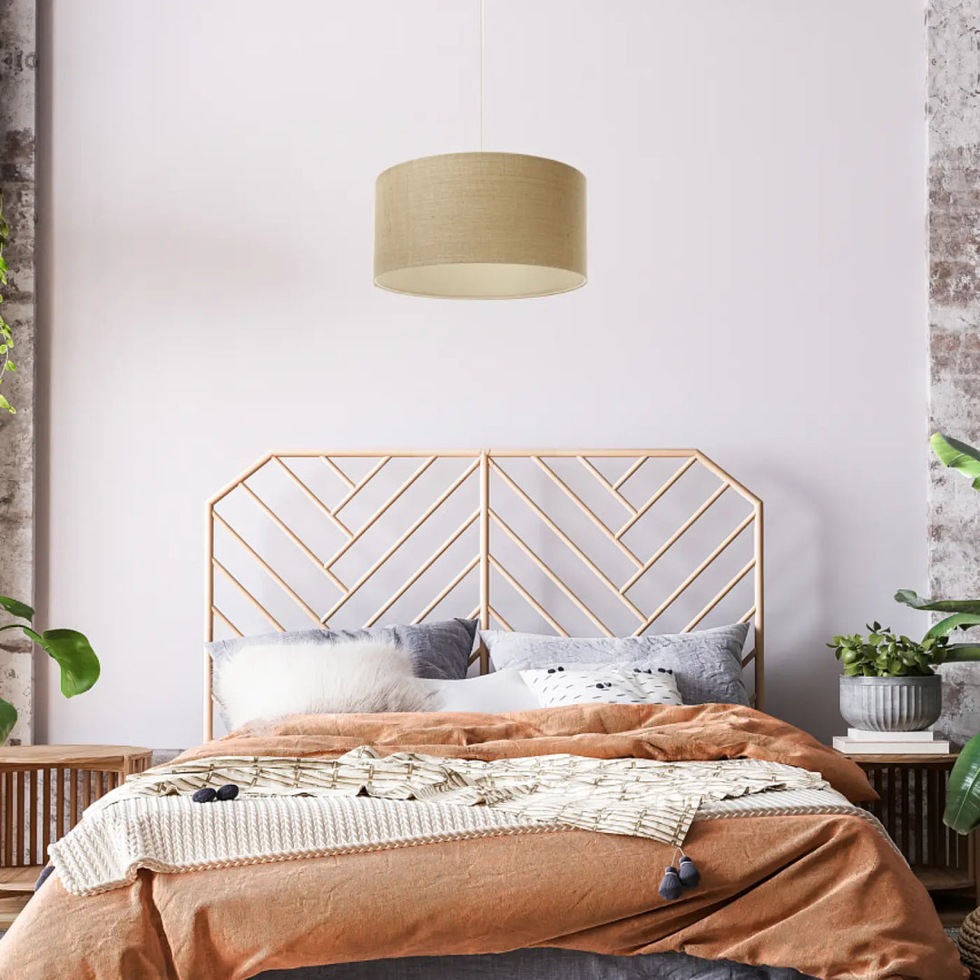 Suspension luminaire beige avec abat-jour en tissu beige texturé minimaliste chic suspendue au-dessus du lit