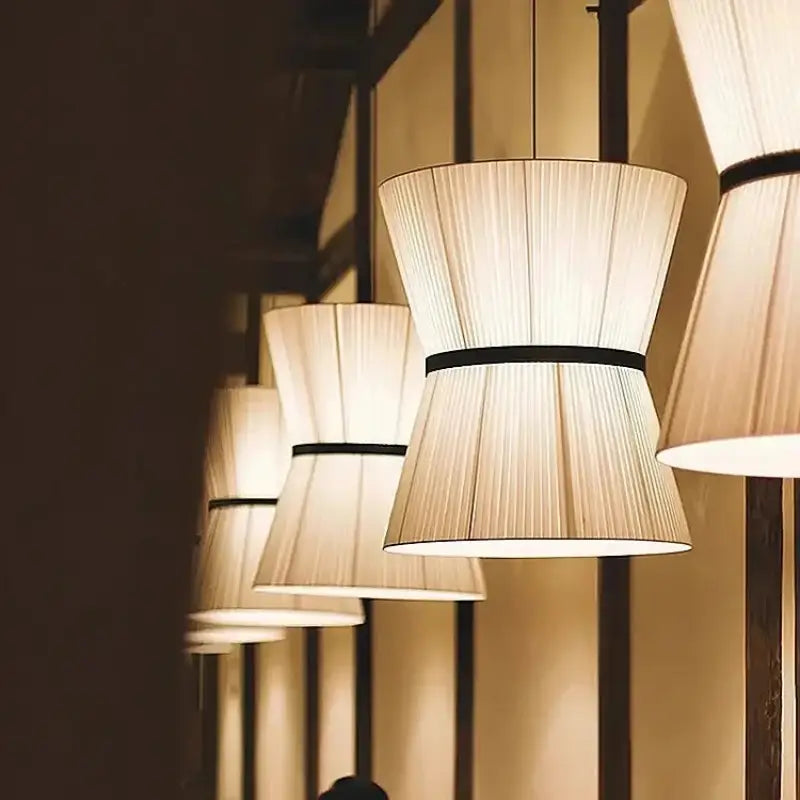 Suspension luminaire en tissu beige design élégant style chic